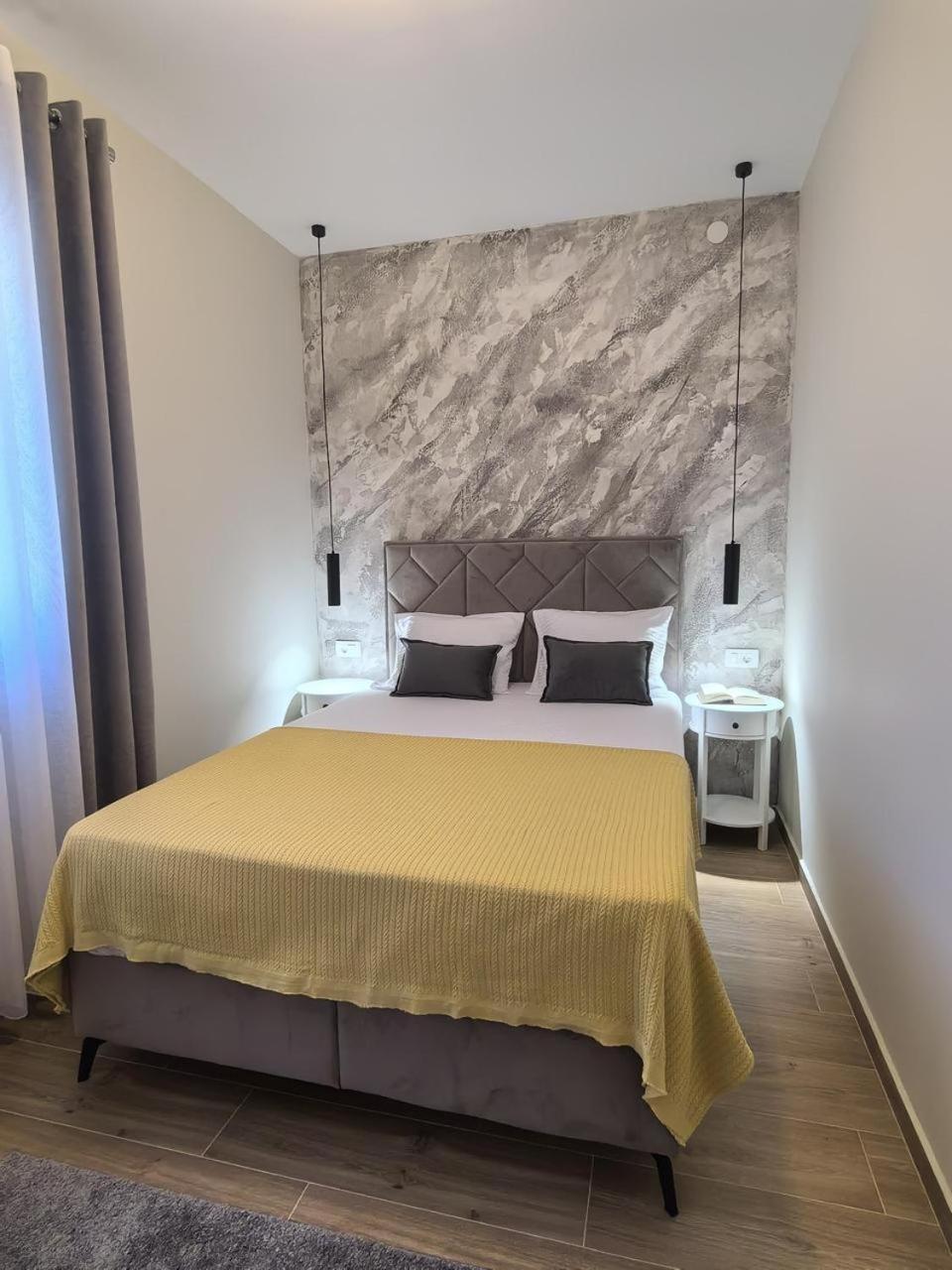 Sunny Hill - Parking - Fenced Garden - Luxury Loft Apartment โกตอร์ ภายนอก รูปภาพ