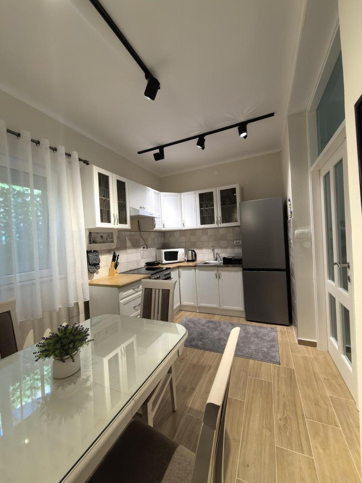 Sunny Hill - Parking - Fenced Garden - Luxury Loft Apartment โกตอร์ ภายนอก รูปภาพ
